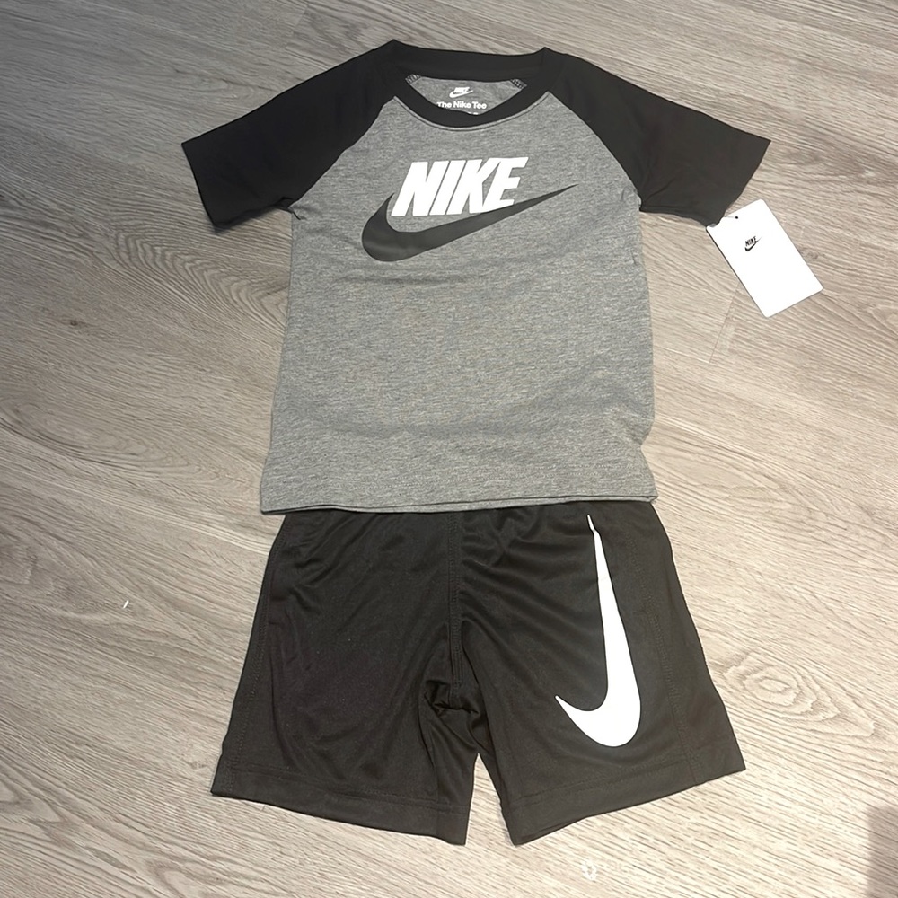 NWT Nike 2 piece short set